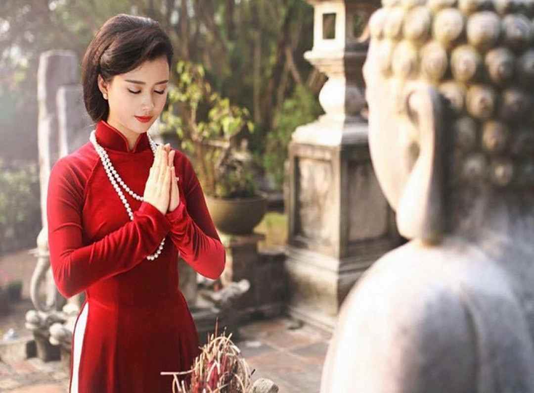 Niệm phật và làm lễ để cắt duyên âm 