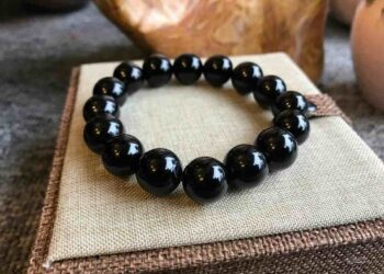 Mệnh mộc đeo đá màu gì? Lựa chọn đồ vật phong thủy