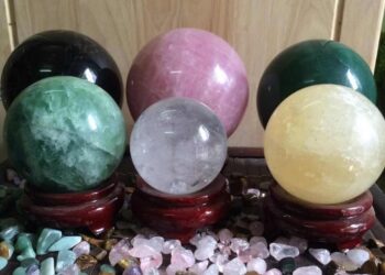 Quả cầu đá phong thuỷ và những lưu ý để có điều may mắn