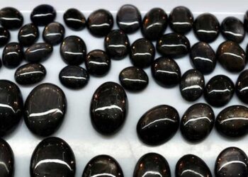 Đá phong thủy màu đen