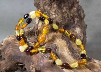 Các loại vòng hổ phách cho bé