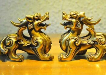 Có hình dáng gần giống con lân nhưng trên lưng có cánh