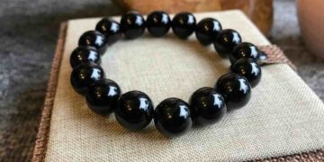 Mệnh mộc đeo đá màu gì? Lựa chọn đồ vật phong thủy