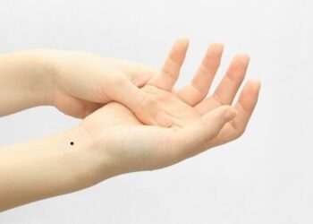 Nốt ruồi ở cổ tay phải, trái của nam và nữ có ý nghĩa gì?