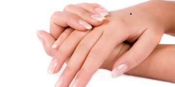 Ý nghĩa nốt ruồi trên mu bàn tay theo nhân tướng học