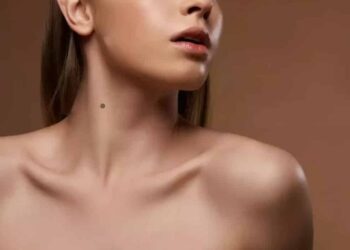 nốt ruồi ở cổ trái của nam