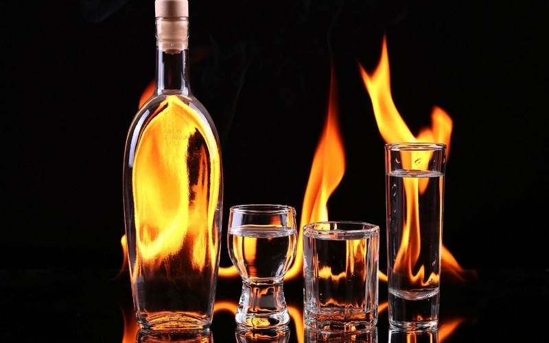 Cách chọn ly uống rượu mạnh đúng điệu